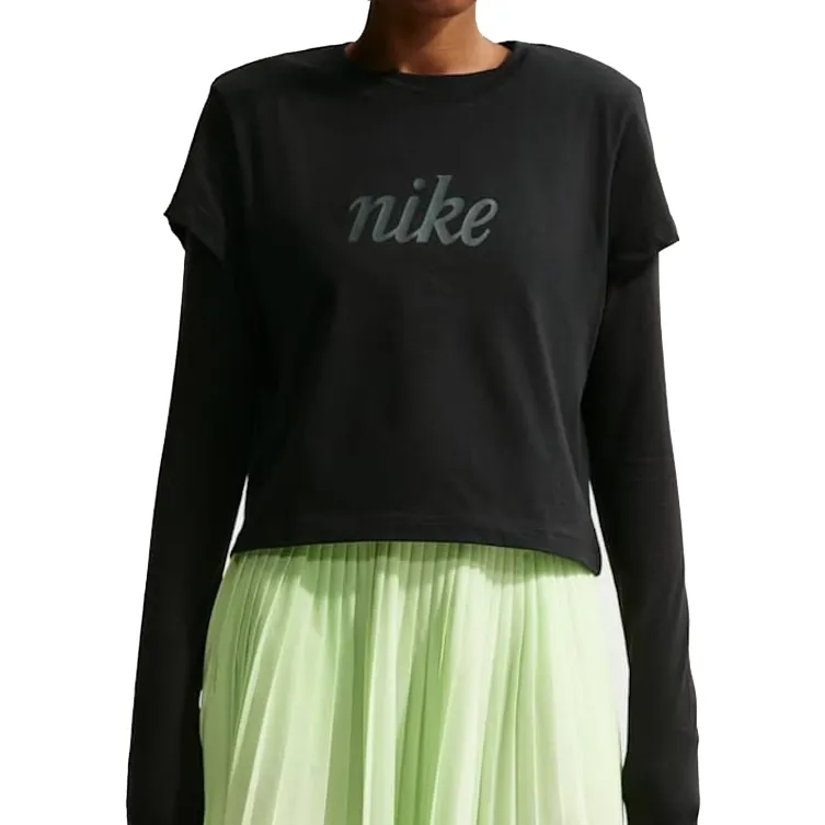 Blusa feminina casual Nike preta vista frontal com logo bordado no peito